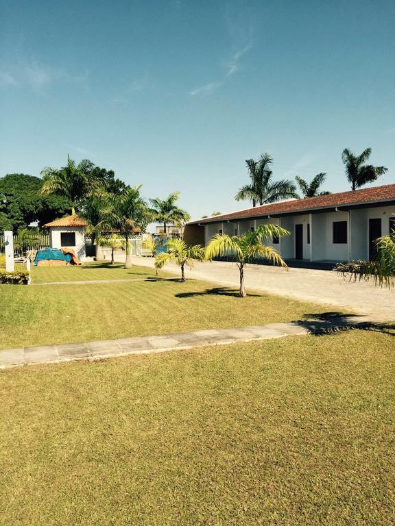 Kitinete Em Matinhos Com Piscina Villa Exterior photo